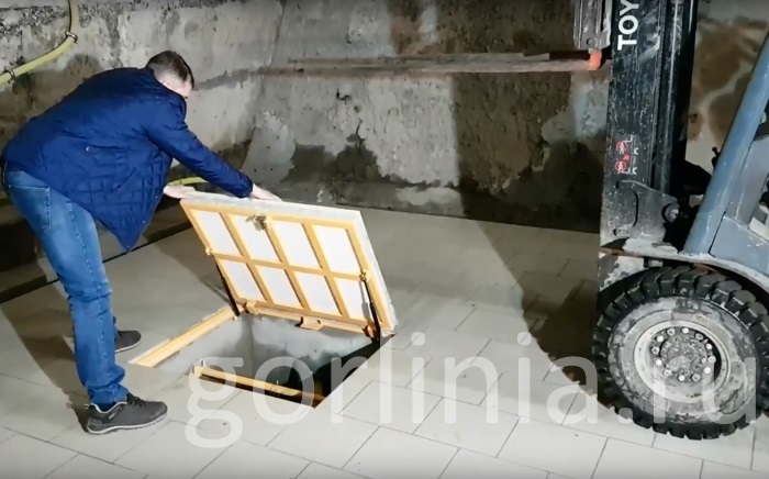 Тестируем грузоподъемность люка в подвал Делайт